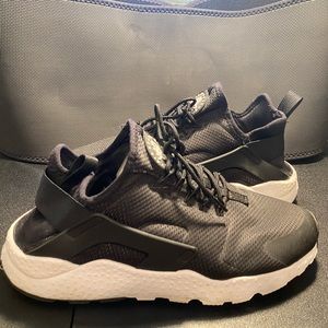 Women’s Nike Huarache Shoes - Black